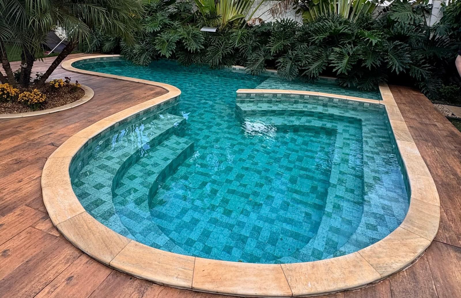 Piscina com paisagismo construida pela Roland Bombas e Piscinas em Limeira