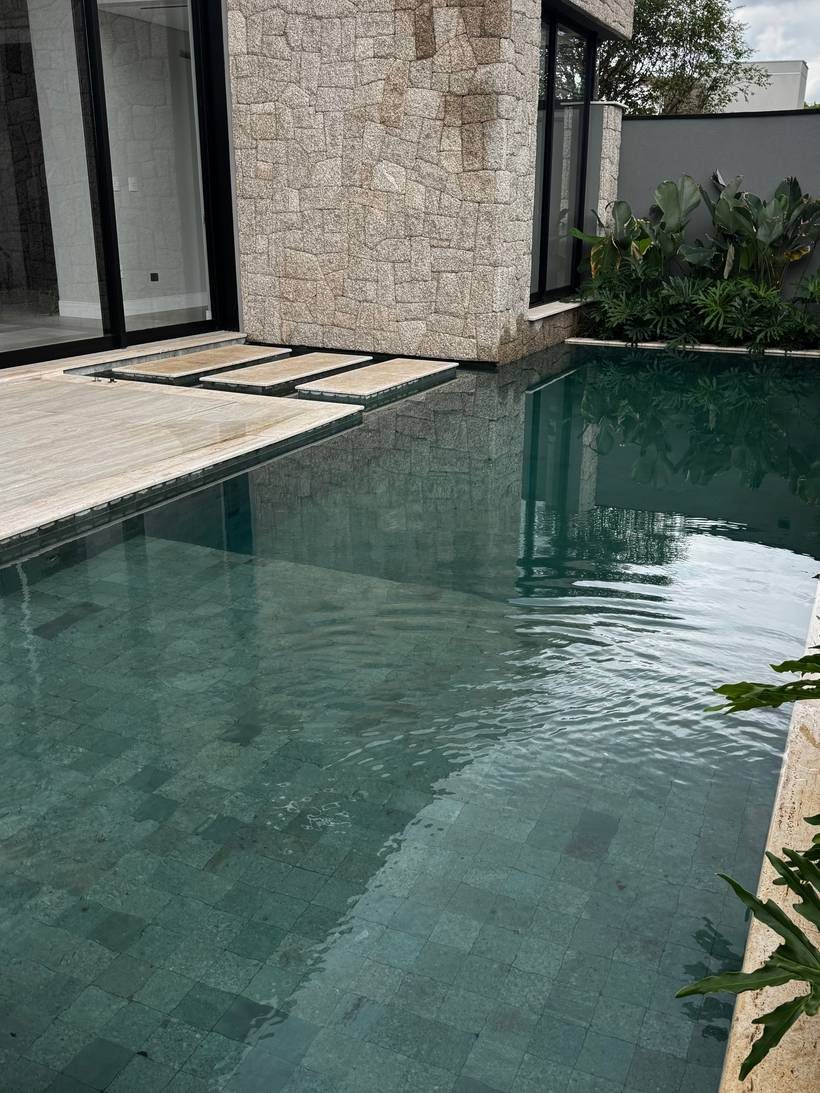Piscina com borda em pedra natural