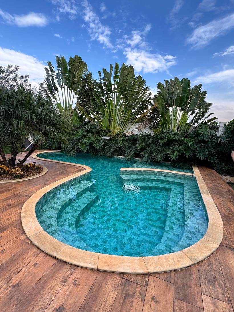 Piscina orgânica com paisagismo tropical